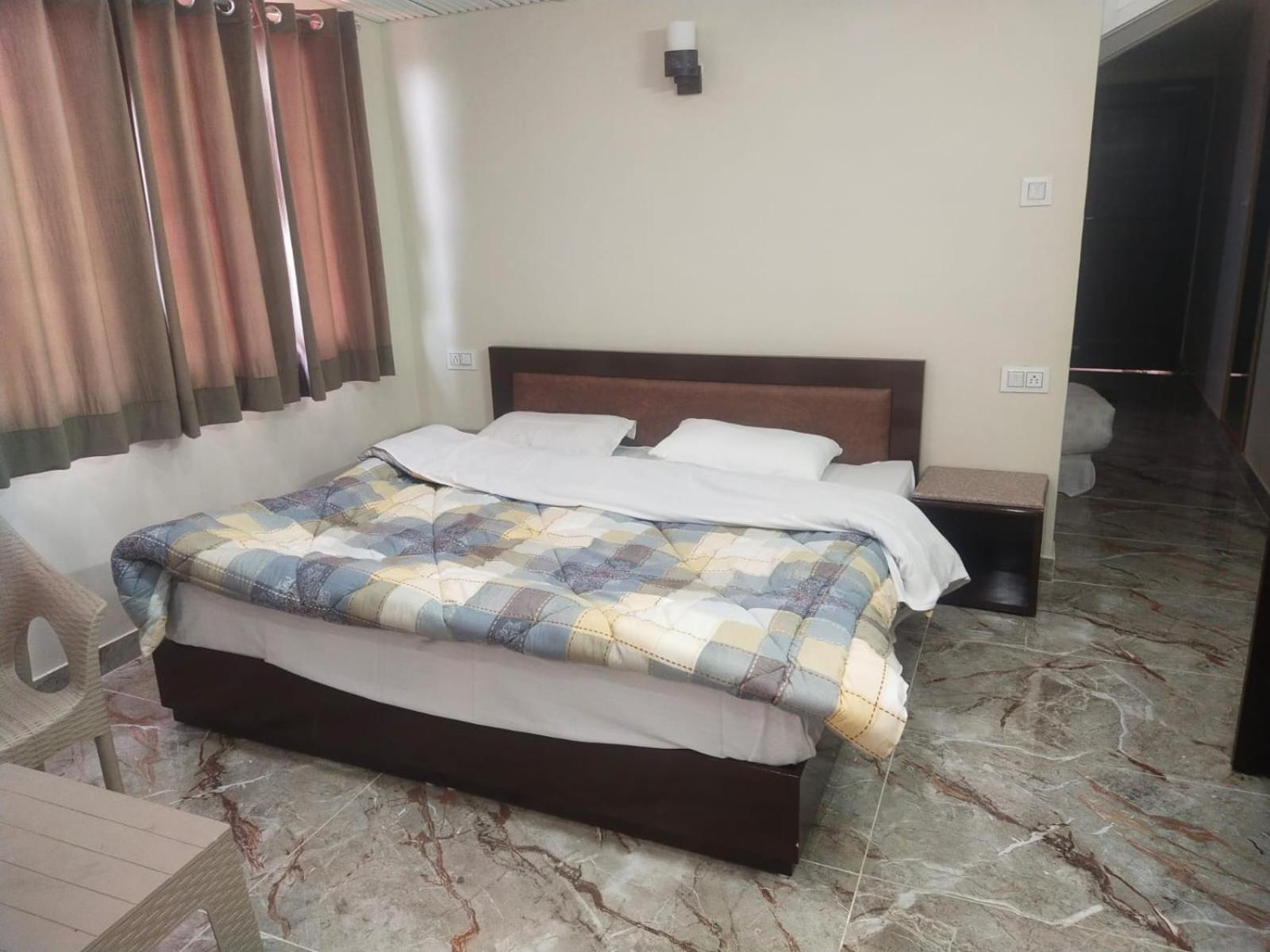 Dhanlaxmi Apartments Шимла Стая снимка